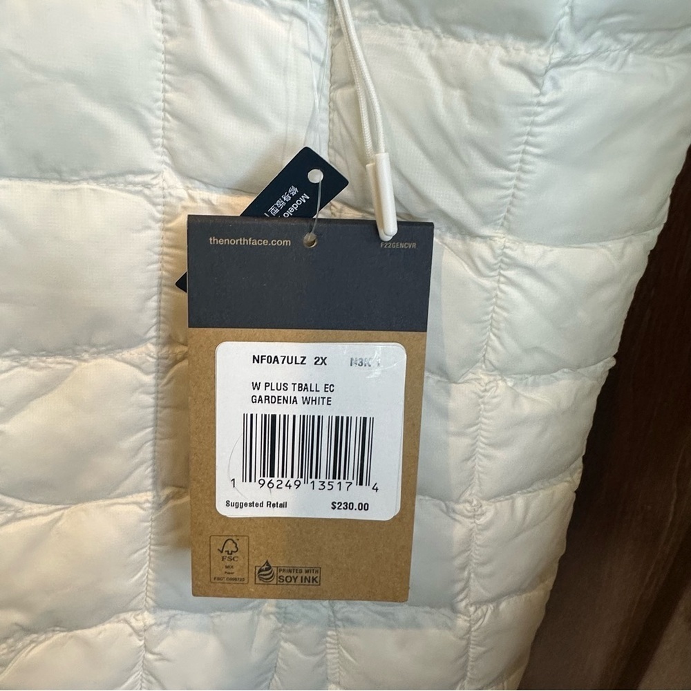 The North Face Women's White Quilted Puffer Jacket - Picture 2 of 7